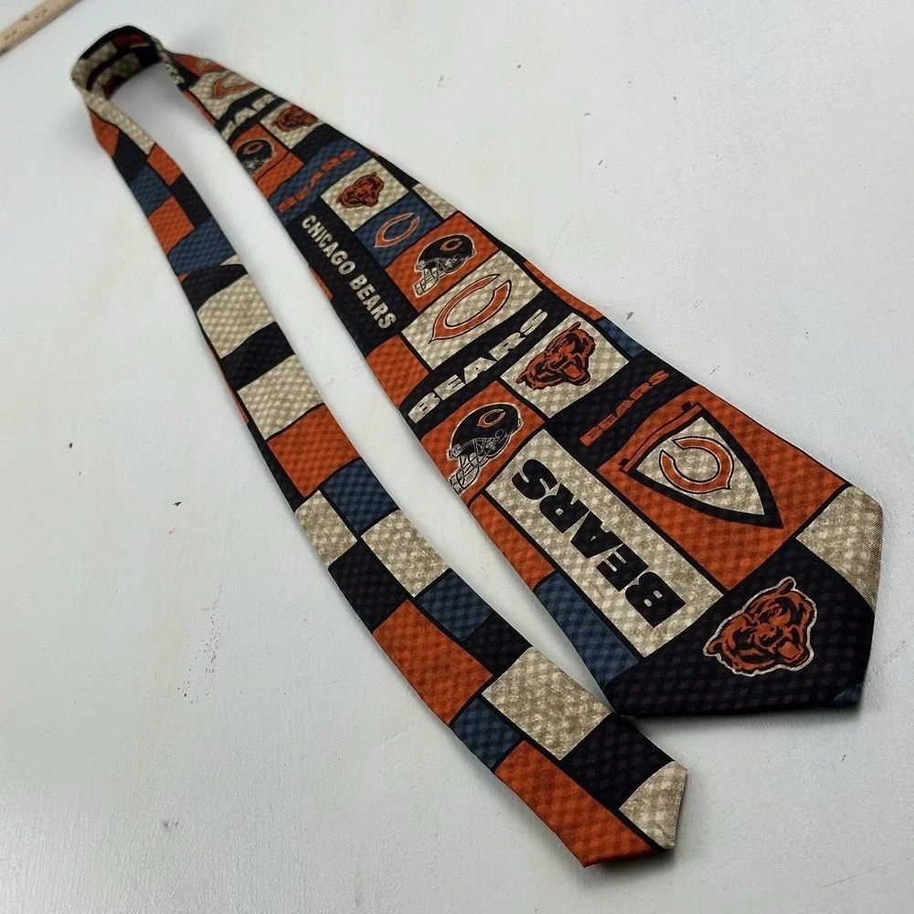 VTG Chicago Bears 100% Silk Tie Men NFL Football Logo Helmet AOP  All Over Print